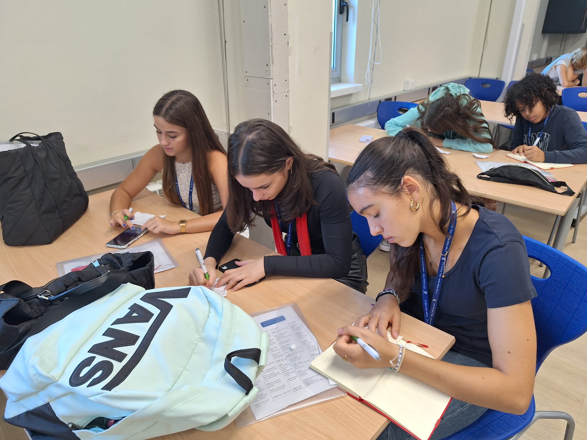 Estudiantes trabajando