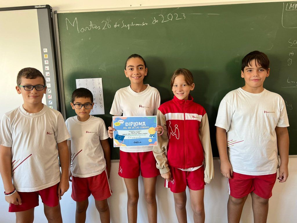 Niños reciben diploma dia de las lenguas Niños reciben diploma dia de las lenguas