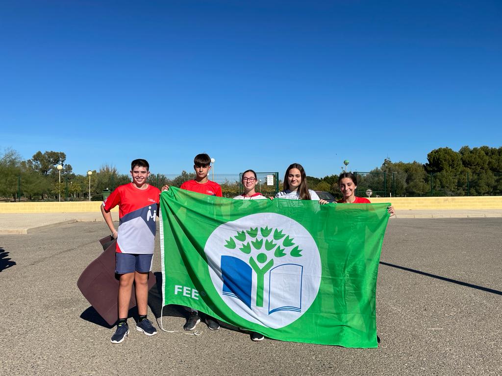 ECOescuela alumnos con bandera ECOescuela alumnos con bandera