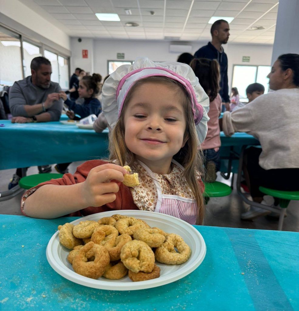 Niña Miralmonte comiendo rosquilla Niña Miralmonte comiendo rosquilla